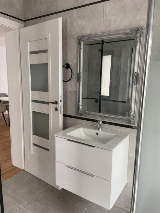Vila Andrea Oradea Luaran gambar